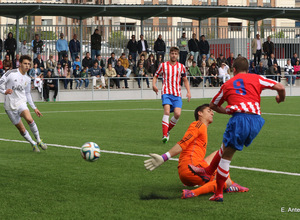 Leandro anota el segundo gol, el que dio el triunfo al Atlético C frente al Real Madrid C
